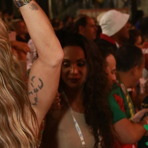 Mirella Santos sobre assalto: 'Hoje em dia, a gente desconfia de todo mundo, não posso te dizer uma pessoa ao certo, mas é tudo muito estranho', disse, ao SBT