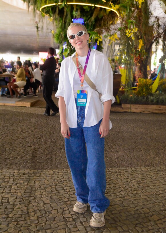 Camisa social branca e jeans wide se combinaram no look de Marcella Rica para o Rio2C