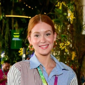 Camisa social escolhida por Marina Ruy Barbosa tinha diferentes padronagens de listras