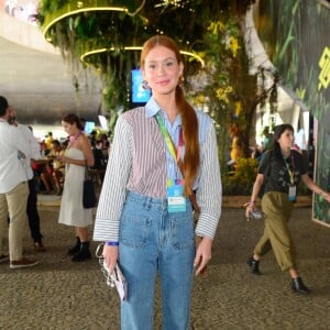 Com maquiagem suave, Marina Ruy Barbosa escolheu jeans e camisa social estilosos para evento