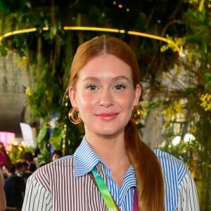 Marina Ruy Barbosa deixou o cabelo ruivo preso em rabo de cavalo baixo