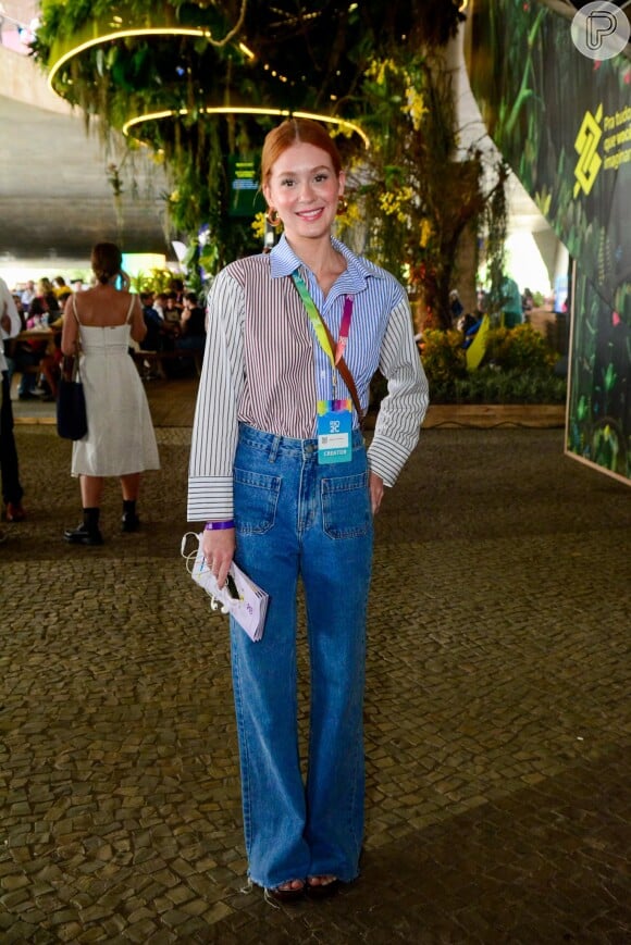 Marina Ruy Barbosa monta office look fashionista com jeans marcante e camisa colorida