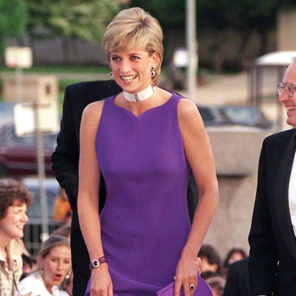 Princesa Diana transmitia sua personalidade extrovertida e delicada em perfumes marcantes e criativos