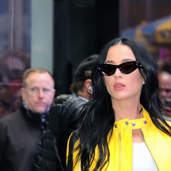 Katy Perry ainda comparou os vestidos de Kate Middleton e Meghan Markle e disse que a esposa do Príncipe William 'venceu'