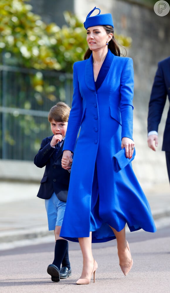 Na Páscoa, Kate Middleton elegeu um look todo azul. A escolha pela cor vibrante foi considerada uma forma de abafar e desviar o foco das polêmicas com Príncipe Harry