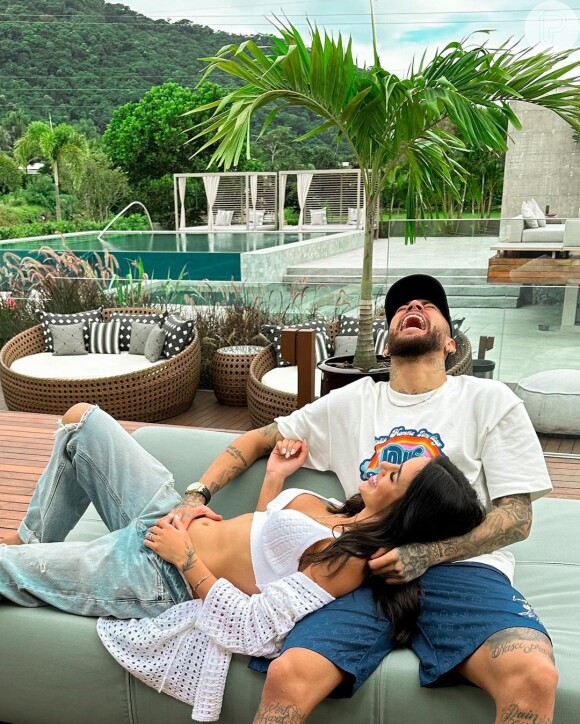 O chá revelação de Neymar e Bruna Biancardi deve acontecer já no próximo final de semana na casa de praia que o jogador tem em Mangaratiba, município do Rio de Janeiro