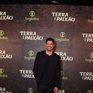 Solteiro, Cauã Reymond apostou no all black para festa de 'Terra e Paixão'