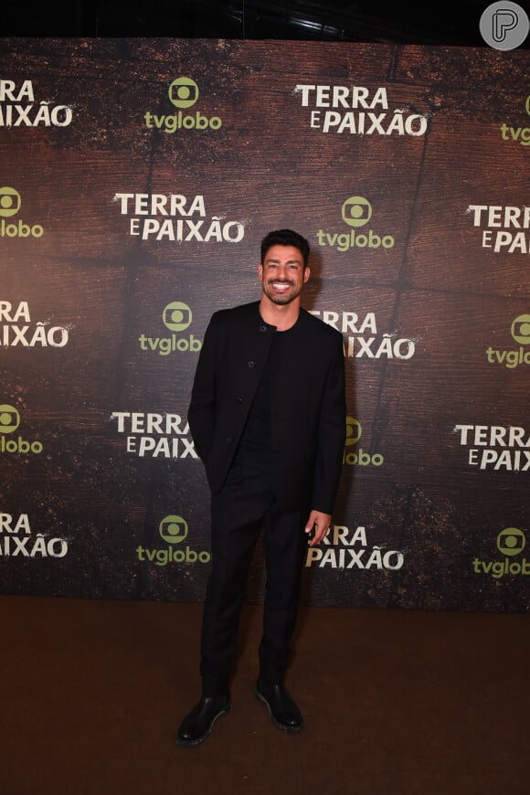 Solteiro, Cauã Reymond apostou no all black para festa de 'Terra e Paixão'