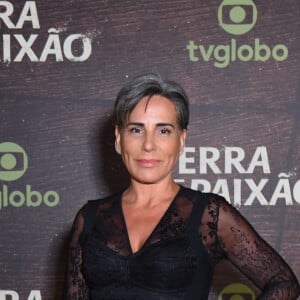 Glória Pires exibiu o novo visual em um look com transparência nas mangas