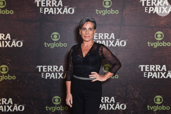 Glória Pires exibiu o novo visual em um look com transparência nas mangas