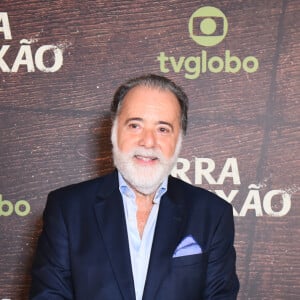 Tony Ramos apostou em terno elegante em tons azuis