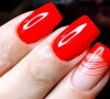 O signo de Touro ama unhas quadradas pois são um clássico: o vermelho é uma cor must-have para essas nativas