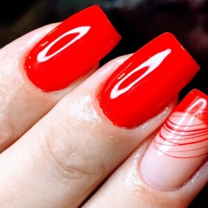 O signo de Touro ama unhas quadradas pois são um clássico: o vermelho é uma cor must-have para essas nativas