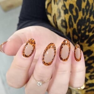 Quem é do signo de Aquário adora inovar: essa nail art vai conquistar as nativas desse signo