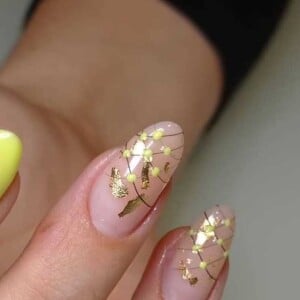 A nail art que combina dourado e amarelo vai agradar quem é do signo de Leão