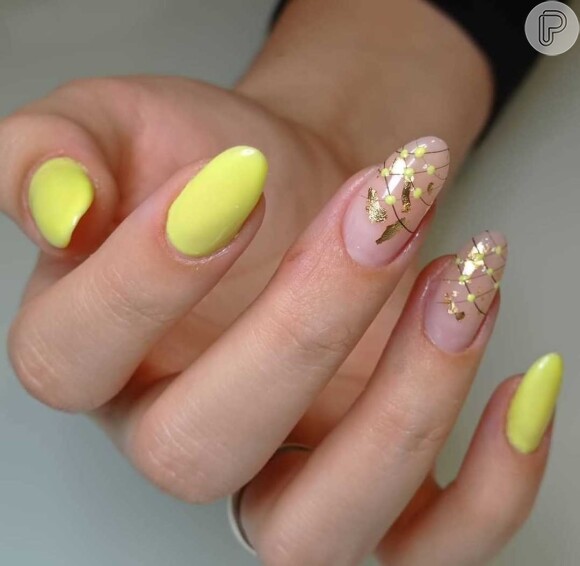 A nail art que combina dourado e amarelo vai agradar quem é do signo de Leão