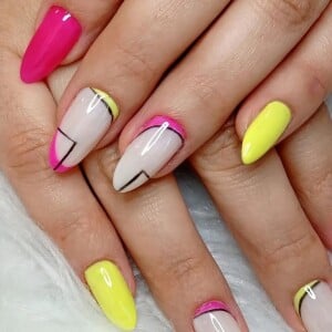 Essa nail art que combina amarelo e rosa é indicada para o signo de Libra