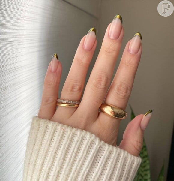 As unhas com francesinha dourada é recomendada para o signo de Leão