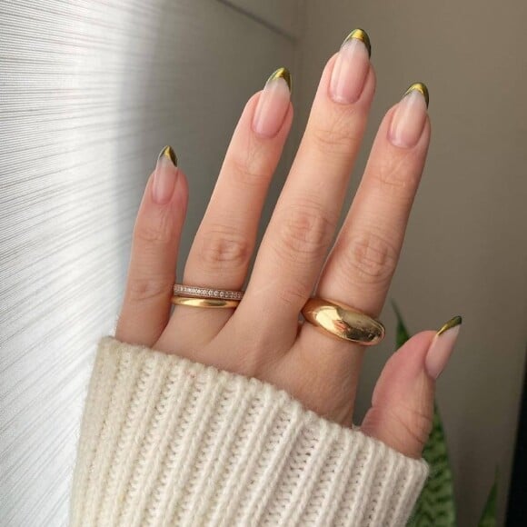 As unhas com francesinha dourada é recomendada para o signo de Leão