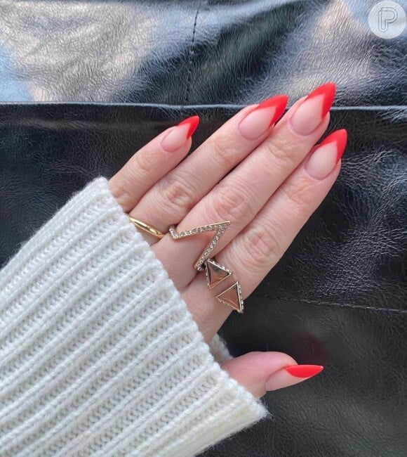 O signo de Áries ama unhas no formato stiletto, especialmente se forem em vermelho