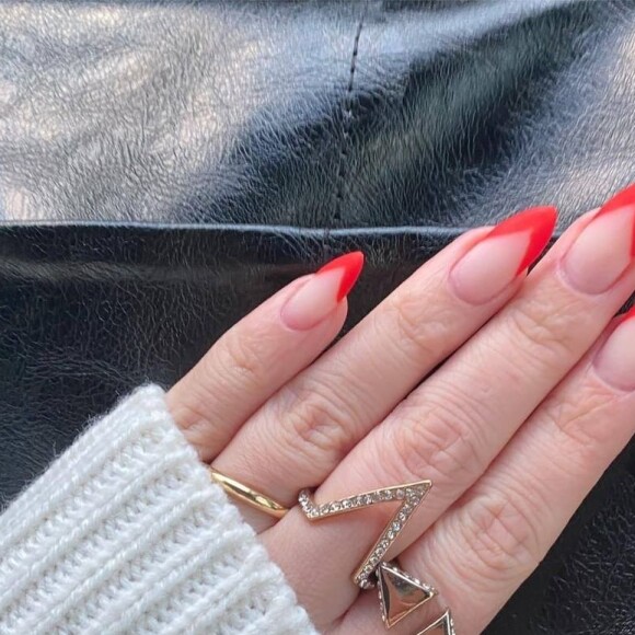 O signo de Áries ama unhas no formato stiletto, especialmente se forem em vermelho