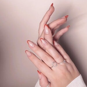 As nativas do signo de Escorpião amar essa nail art em vermelho