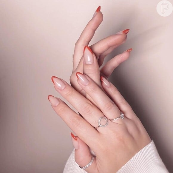 As nativas do signo de Escorpião amar essa nail art em vermelho