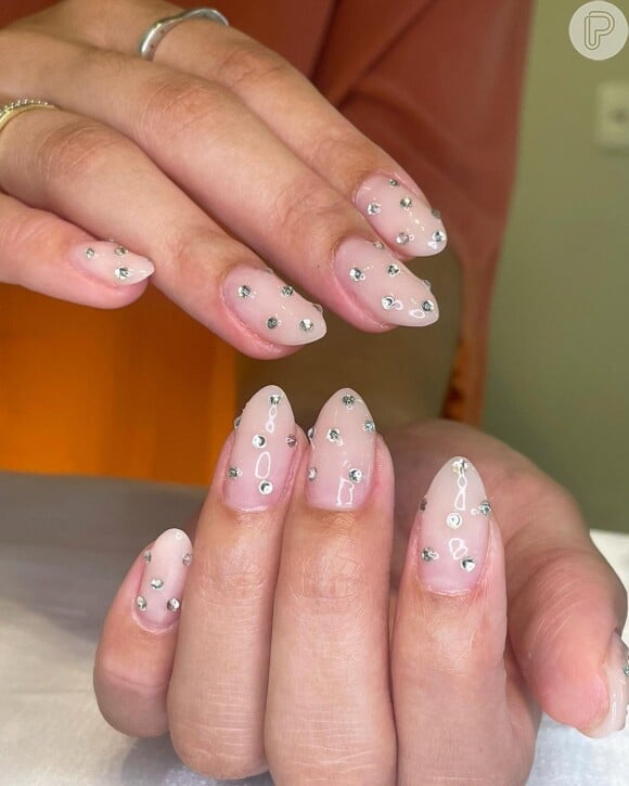 Unhas com brilho e elementos dourados e prateados vão encantar o signo de Leão