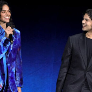Bruna Marquezine ganha olhar 'apaixonado' de Xolo Maridueña em evento de lançamento de 'Besouro Azul' nos EUA