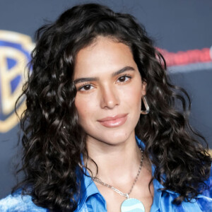 Bruna Marquezine é Jenny, par romântico do Besouro Azu