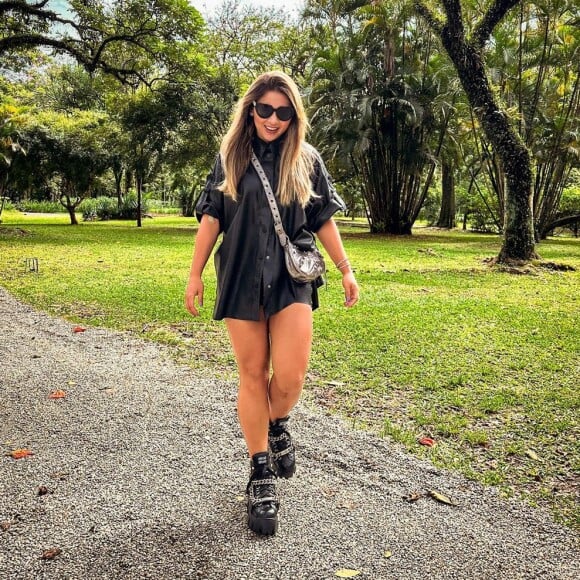 Natália Toscano mostrou como combinar look preto com acessórios