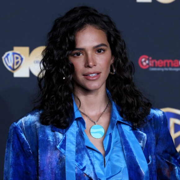 Bruna Marquezine combinou look com camisa Valentino, maxi colar e brincos