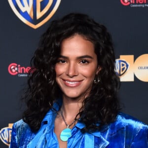 Bruna Marquezine usou conjunto de blazer e calça da grife italiana Marni