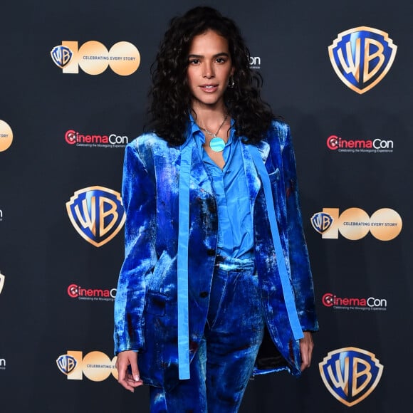 Bruna Marquezine surgiu deslumbrante em evento de lançamento de 'Besouro Azul' nos EUA