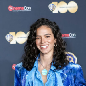 Bruna Marquezine apareceu com um look todo em azul no evento #CinemaCon