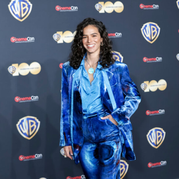 Bruna Marquezine apareceu com um look todo em azul no evento #CinemaCon