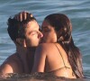 De biquíni, Lucy Alves beija Romulo Estrela em mergulho no mar durante gravação da reta final da novela 'Travessia'