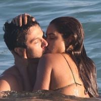 De biquíni, Lucy Alves beija Romulo Estrela em praia durante gravação da reta final da novela 'Travessia'. Fotos!