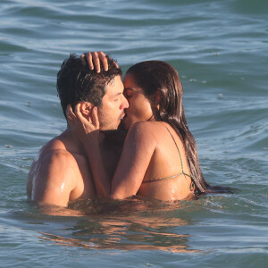 Brisa (Lucy Alves) e Oto (Romulo Estrela) trocam beijos em praia no fim da novela 'Travessia'