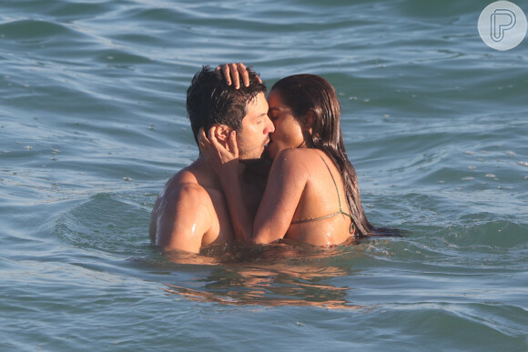 Brisa (Lucy Alves) e Oto (Romulo Estrela) trocam beijos em praia no fim da novela 'Travessia'