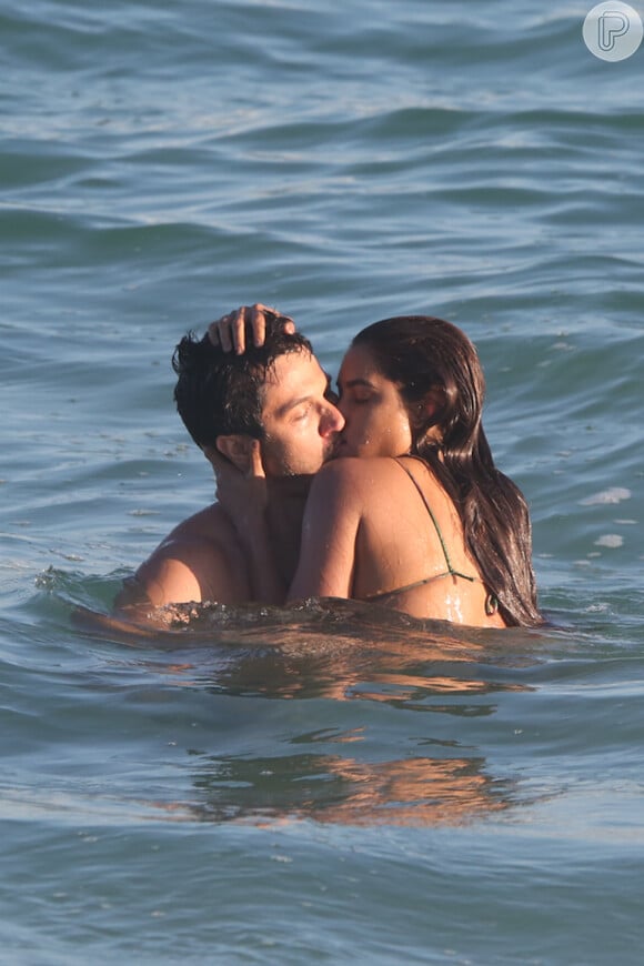 Cena de beijo de Brisa (Lucy Alves) e Oto (Romulo Estrela) da novela 'Travessia' foi gravada em praia do Rio nesta quinta-feira 27 de abril de 2023