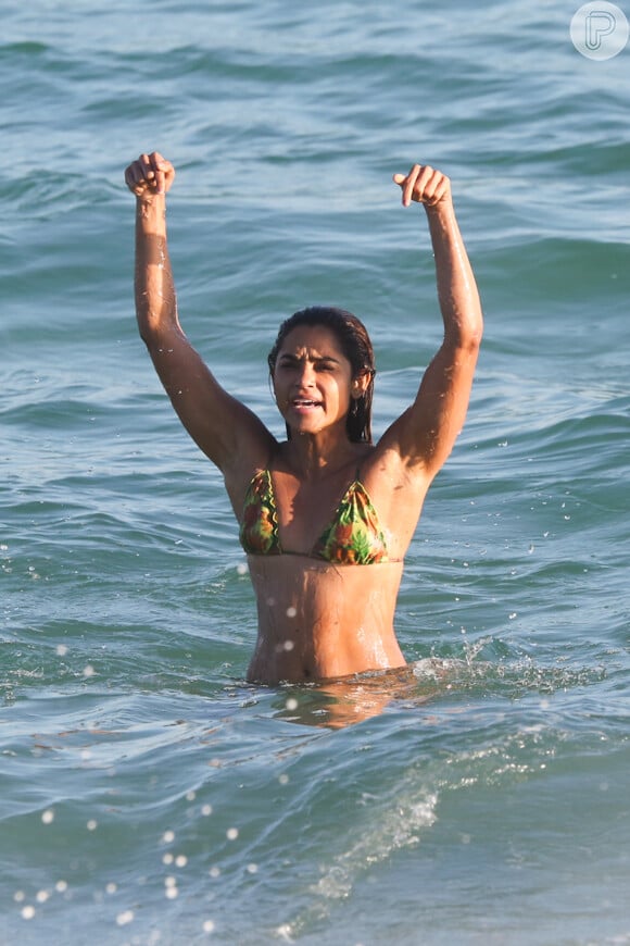 Lucy Alves usou biquíni ao gravar cena da novela 'Travessia' em praia do Rio