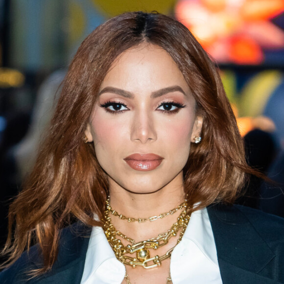Anitta apostou em look com camisa aberta para evento de luxo