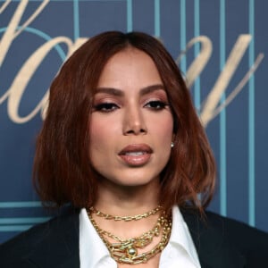 Anitta usou colar pequeno de voltas em ouro amarelo da Tiffany & Co, avaliado em R$130 mil