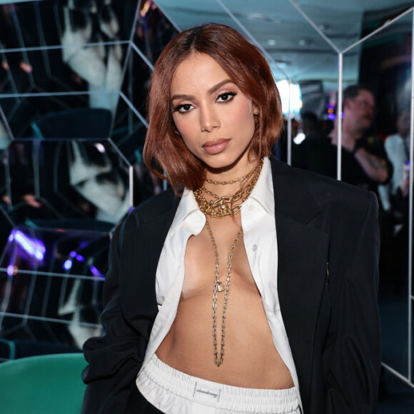 Anitta elegeu colar com fecho graduado em ouro amarelo da Tiffany & Co., estimado em R$ 93 mil