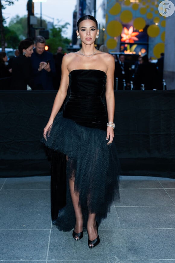 Bruna Marquezine foi uma das celebridades brasileiras que marcaram presença na reabertura da Tiffany & Co. em Nova York