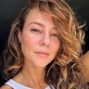 Beleza natural: a namorada de Diogo Nogueira surpreendeu os fãs ao surgir com o cabelo natural em post no instagram