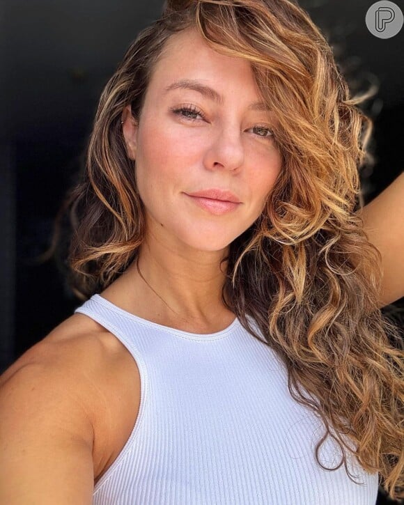 Beleza natural: a namorada de Diogo Nogueira surpreendeu os fãs ao surgir com o cabelo natural em post no instagram