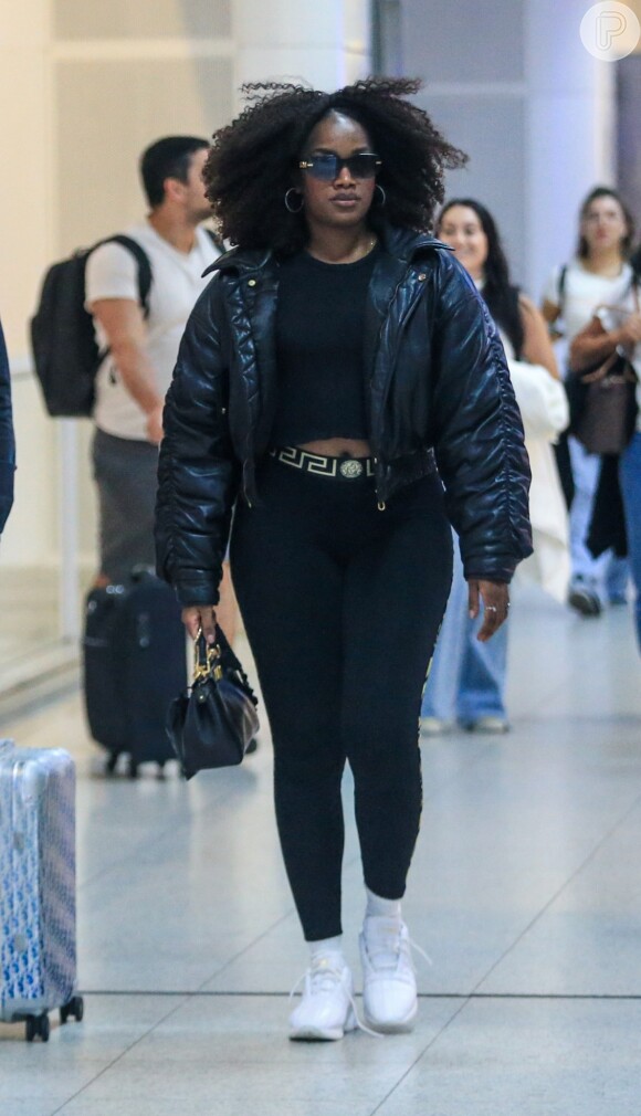 Beleza real: cantora Iza foi flagrada em rara aparição com seu cabelo natural em aeroporto do Rio de Janeiro