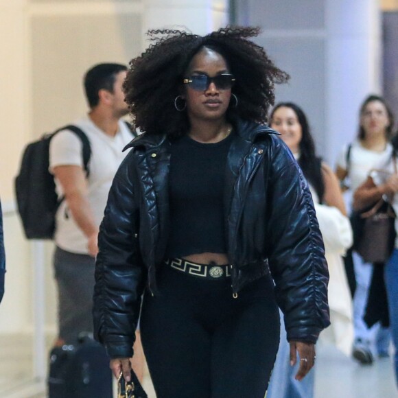 Beleza real: cantora Iza foi flagrada em rara aparição com seu cabelo natural em aeroporto do Rio de Janeiro